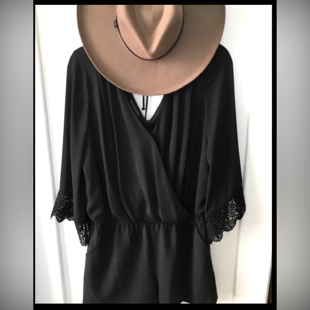 ❤️NWOT Black elastic waist Romper, 4” inseam, w/pockets! Tie back at neck